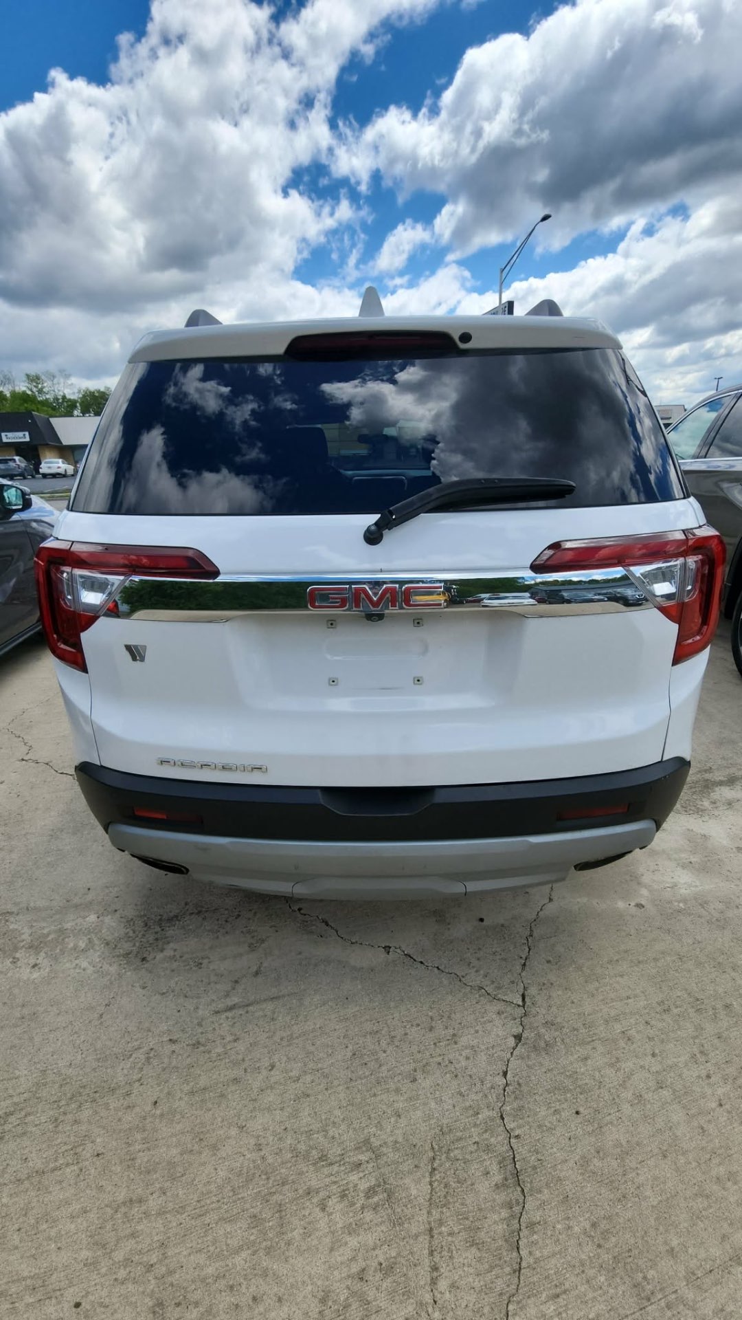 2022 GMC Acadia — photo 2 of 10