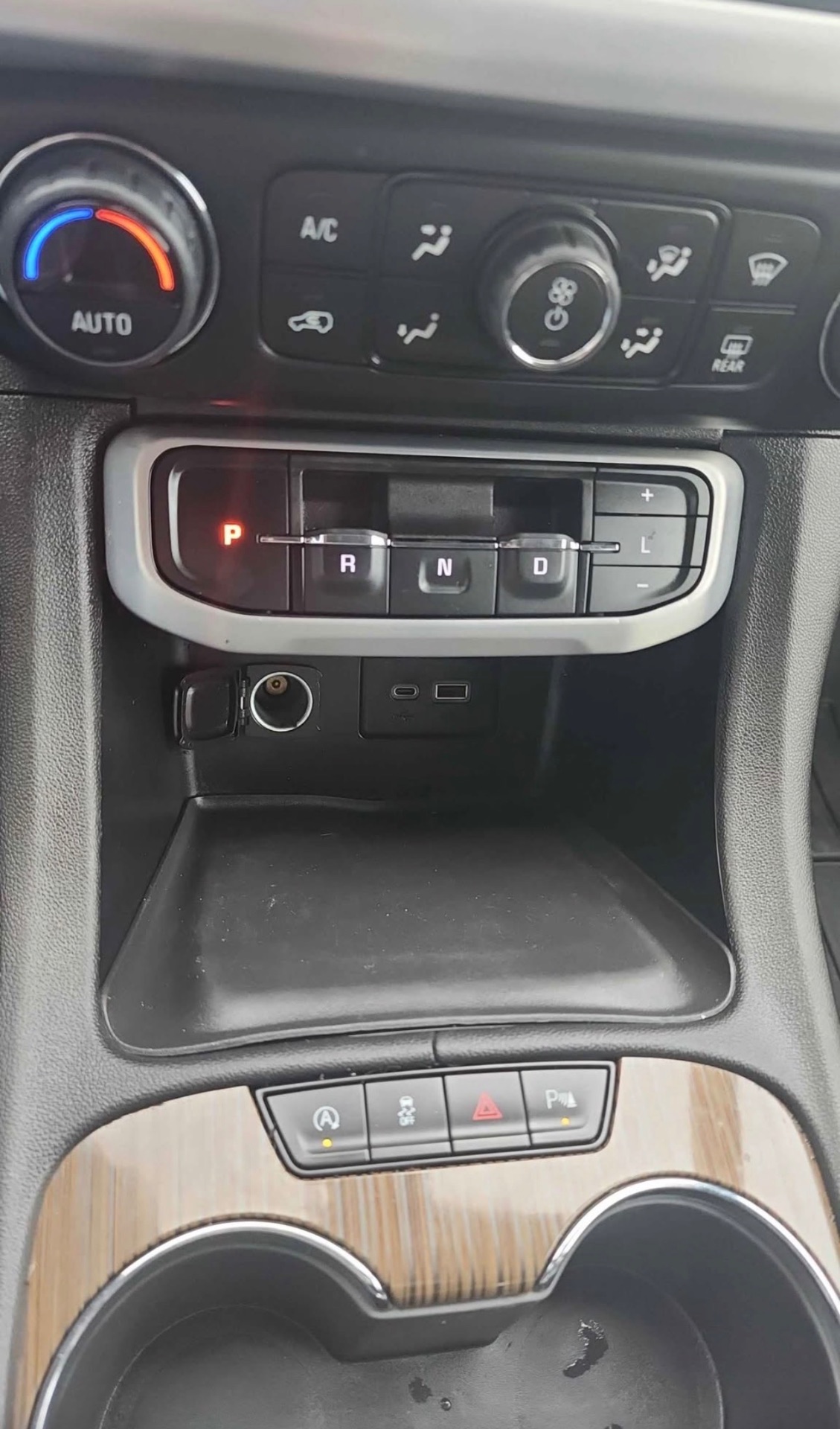 2022 GMC Acadia — photo 8 of 10