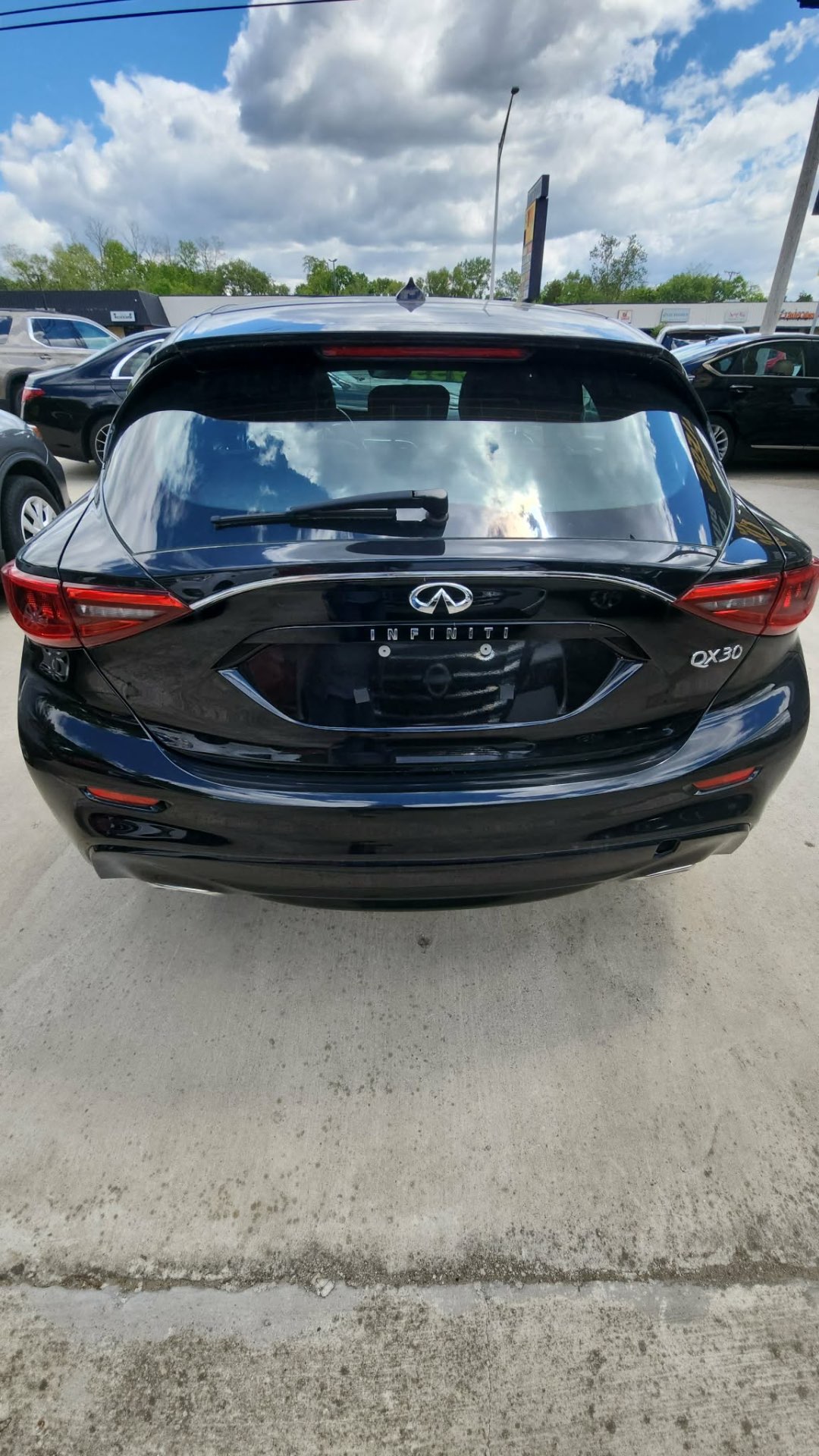 2017 Infiniti QX30 — photo 2 of 10