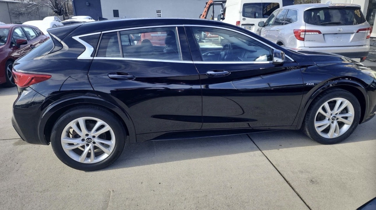 2017 Infiniti QX30 — photo 4 of 10