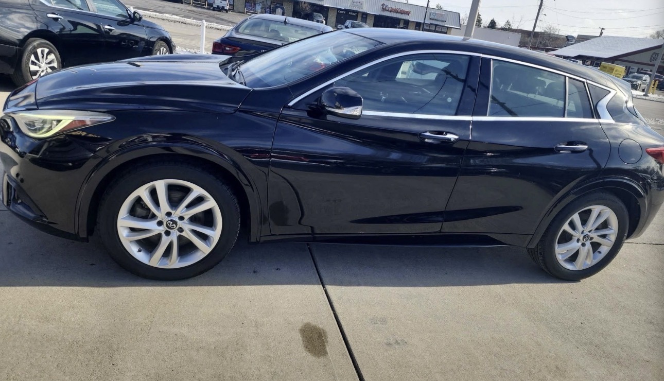 2017 Infiniti QX30 — photo 3 of 10